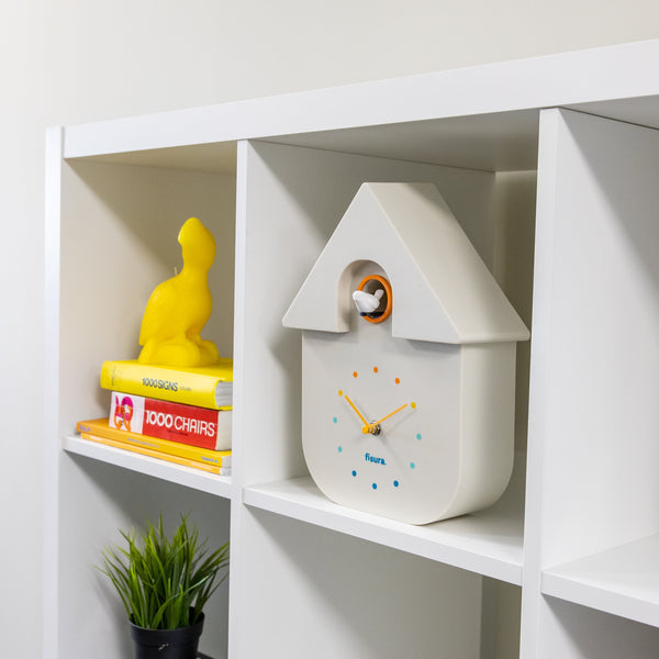 Horloge à coucou blanche avec cadran multicolore