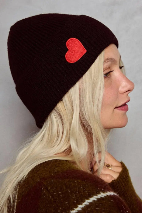 Bonnet uni avec cœur rouge par Collection PREMIER ETAGE • BYREN | ÉLINE L’ATELIER, FROID, NEW