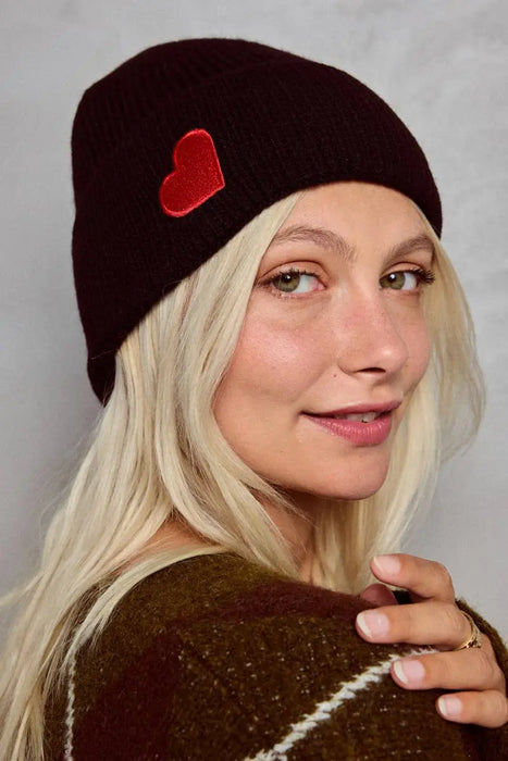 Bonnet uni avec cœur rouge par Collection PREMIER ETAGE • BYREN | ÉLINE L’ATELIER, FROID, NEW