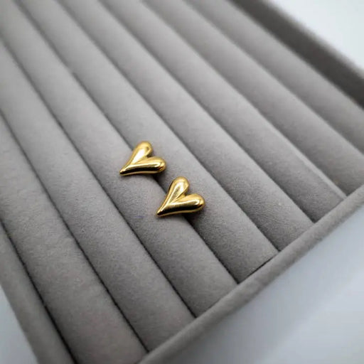 Clous d’oreilles en forme de cœur doré par DUESTELLE ITALIA • accessoires, bijoux, dressing,