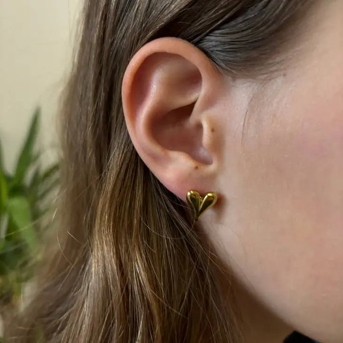 Clous d’oreilles en forme de cœur doré par DUESTELLE ITALIA • accessoires, bijoux, dressing,
