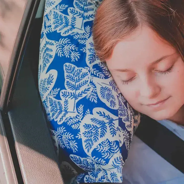 ISIDOR - L’OREILLER DE VOITURE - Delft par PETITS CADORS • beau, CONFORT, coussin, design, décorer