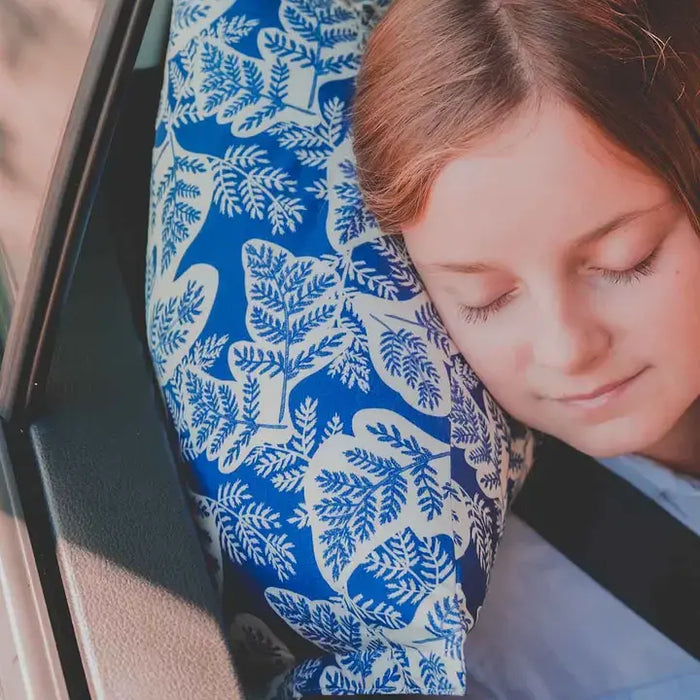ISIDOR - L’OREILLER DE VOITURE - Delft par PETITS CADORS • beau, CONFORT, coussin, design, décorer